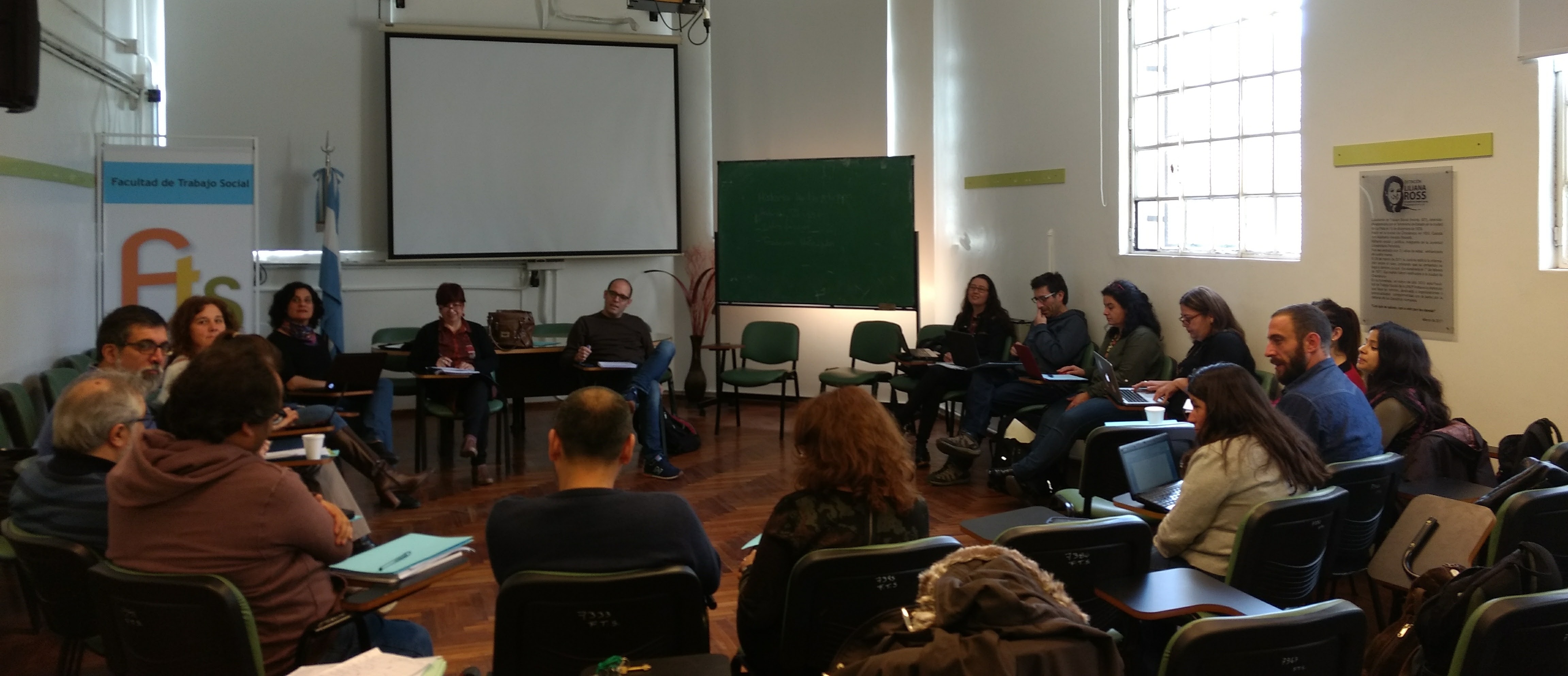 Seminario de intercambio de tesis doctorales en la FTS